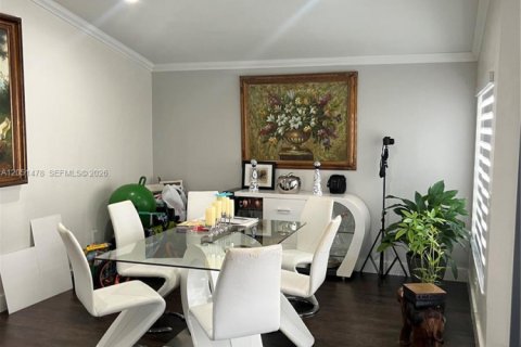 House in Miami, Florida 5 bedrooms, 163.88 sq.m. № 2168083 - photo 4