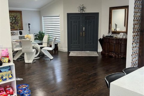 House in Miami, Florida 5 bedrooms, 163.88 sq.m. № 2168083 - photo 9