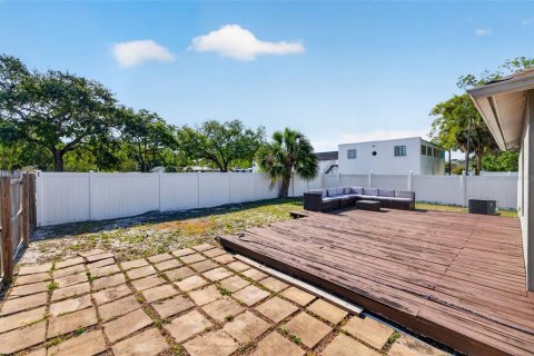 House in Tampa, Florida 3 bedrooms, 111.48 sq.m. № 2220760 - photo 22