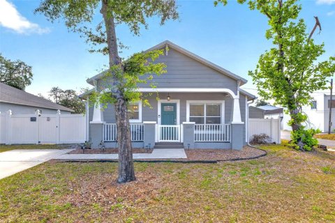 House in Tampa, Florida 3 bedrooms, 111.48 sq.m. № 2220760