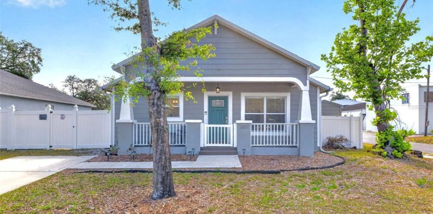 House in Tampa, Florida 3 bedrooms, 111.48 sq.m. № 2220760