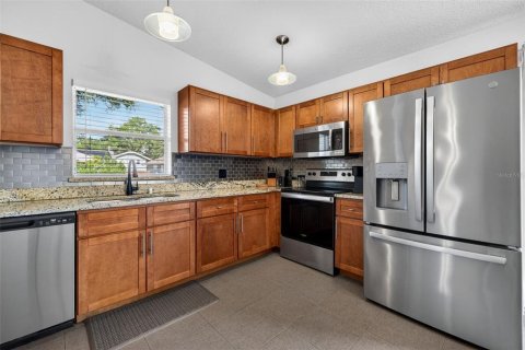 House in Tampa, Florida 3 bedrooms, 111.48 sq.m. № 2220760 - photo 7