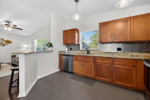 House in Tampa, Florida 3 bedrooms, 111.48 sq.m. № 2220760 - photo 10