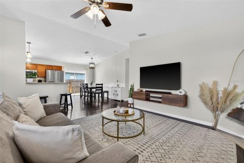 House in Tampa, Florida 3 bedrooms, 111.48 sq.m. № 2220760 - photo 5