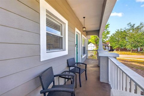 House in Tampa, Florida 3 bedrooms, 111.48 sq.m. № 2220760 - photo 2