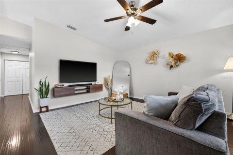House in Tampa, Florida 3 bedrooms, 111.48 sq.m. № 2220760 - photo 11