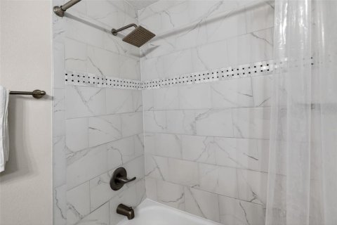 House in Tampa, Florida 3 bedrooms, 111.48 sq.m. № 2220760 - photo 13