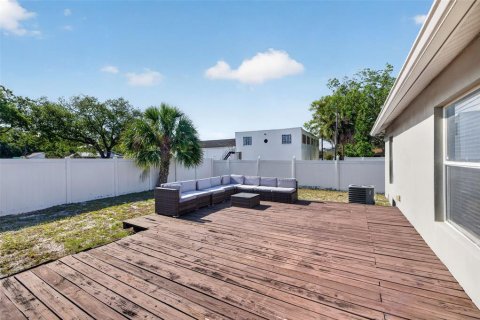 House in Tampa, Florida 3 bedrooms, 111.48 sq.m. № 2220760 - photo 23