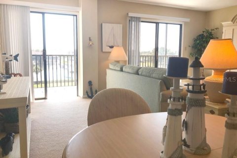 Condo in Punta Gorda, Florida, 2 bedrooms  № 216664 - photo 2