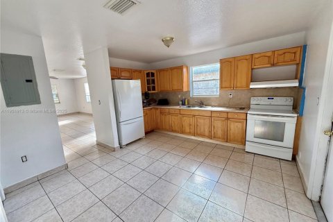 Снять в аренду виллу или дом в Майами, Флорида 4 спальни, 167.22м2, № 1955927 - фото 3