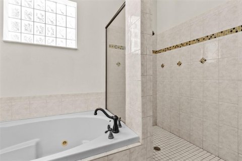 House in Tampa, Florida 5 bedrooms, 301.1 sq.m. № 2212362 - photo 13
