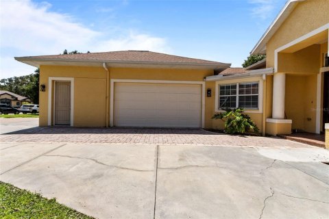 House in Tampa, Florida 5 bedrooms, 301.1 sq.m. № 2212362 - photo 3