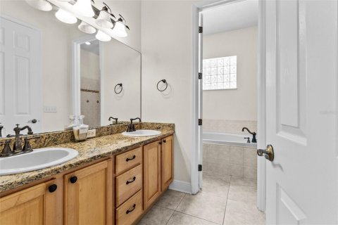House in Tampa, Florida 5 bedrooms, 301.1 sq.m. № 2212362 - photo 12