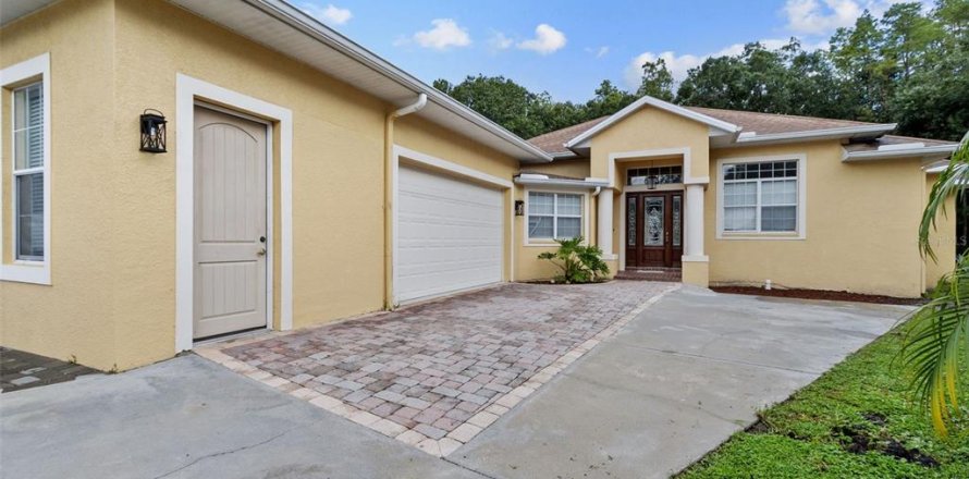 House in Tampa, Florida 5 bedrooms, 301.1 sq.m. № 2212362