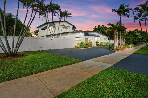 Купить виллу или дом в Майами, Флорида 5 спален, 315.96м2, № 1973964 - фото 1