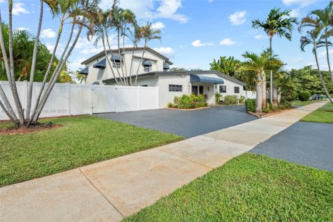 Купить виллу или дом в Майами, Флорида 5 спален, 315.96м2, № 1973964 - фото 2