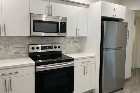 Condominio en alquiler en Pompano Beach, Florida, 1 dormitorio, 99.5 m2 № 1984521 - foto 10