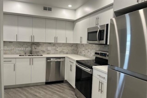 Condominio en alquiler en Pompano Beach, Florida, 1 dormitorio, 99.5 m2 № 1984521 - foto 9