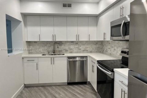 Condominio en alquiler en Pompano Beach, Florida, 1 dormitorio, 99.5 m2 № 1984521 - foto 11