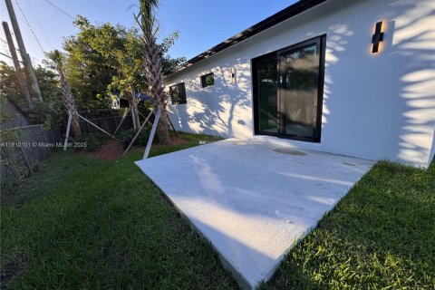 Снять в аренду виллу или дом в Форт-Лодердейл, Флорида 3 спальни, 133.69м2, № 1969765 - фото 28