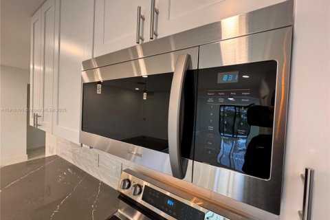 Снять в аренду виллу или дом в Форт-Лодердейл, Флорида 3 спальни, 133.69м2, № 1969765 - фото 21