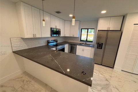 Снять в аренду виллу или дом в Форт-Лодердейл, Флорида 3 спальни, 133.69м2, № 1969765 - фото 14