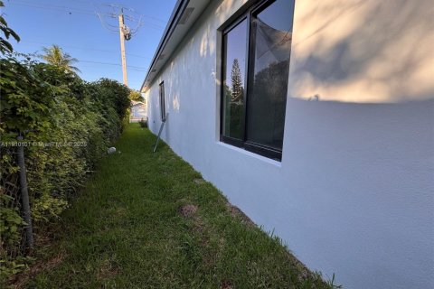 Снять в аренду виллу или дом в Форт-Лодердейл, Флорида 3 спальни, 133.69м2, № 1969765 - фото 30