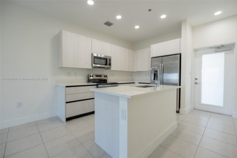 Condominio en alquiler en Doral, Florida, 3 dormitorios, 104.89 m2 № 2012537 - foto 3