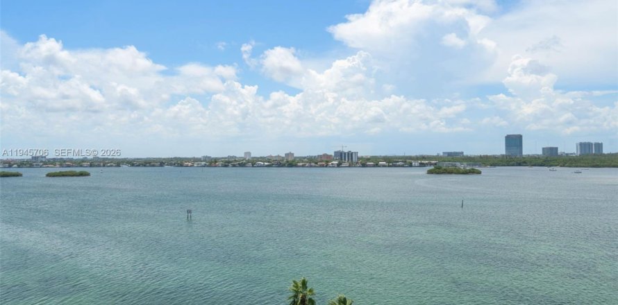 Кондоминиум с 3 спальнями в Бей-Харбор-Айлендс, Флорида № 2002526