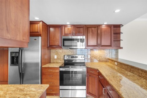 Снять в аренду кондоминиум в Бей-Харбор-Айлендс, Флорида 3 спальни, 181.16м2, № 2002526 - фото 12