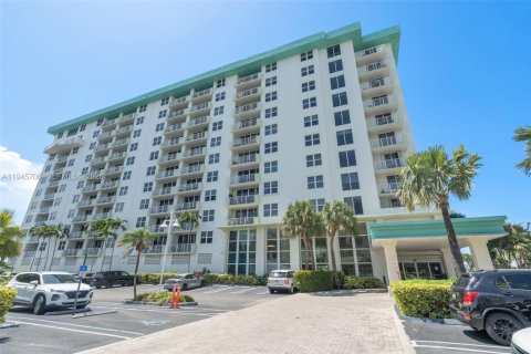 Снять в аренду кондоминиум в Бей-Харбор-Айлендс, Флорида 3 спальни, 181.16м2, № 2002526 - фото 3