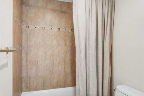 Снять в аренду кондоминиум в Бей-Харбор-Айлендс, Флорида 3 спальни, 181.16м2, № 2002526 - фото 16