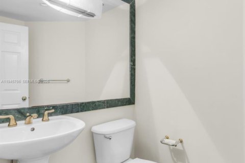 Снять в аренду кондоминиум в Бей-Харбор-Айлендс, Флорида 3 спальни, 181.16м2, № 2002526 - фото 20