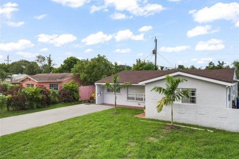 Casa en venta en Miramar, Florida, 4 dormitorios, 163.88 m2 № 1928931 - foto 2