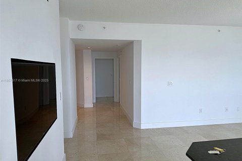 Купить кондоминиум в Халландейл-Бич, Флорида 3 спальни, 143.07м2, № 1887845 - фото 11