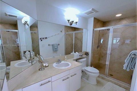Купить кондоминиум в Халландейл-Бич, Флорида 3 спальни, 143.07м2, № 1887845 - фото 22