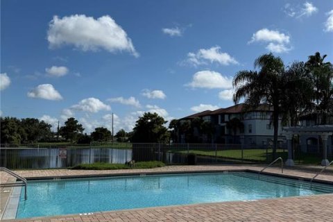 Condo in Orlando, Florida, 2 bedrooms  № 2213172 - photo 16