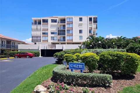 Condo in Saint Petersburg, Florida, 1 bedroom  № 1789462 - photo 1