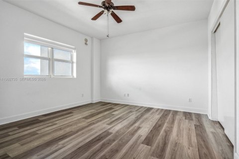 Condo in North Miami, Florida, 3 bedrooms № 2186073 - photo 13