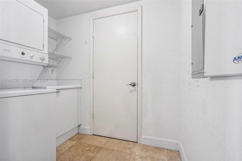Condo in North Miami, Florida, 3 bedrooms № 2186073 - photo 17