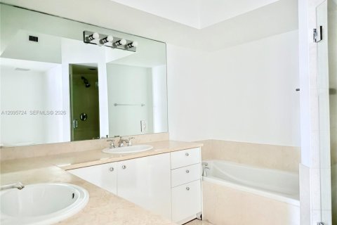 Condo in Aventura, Florida, 2 bedrooms № 2385276 - photo 6