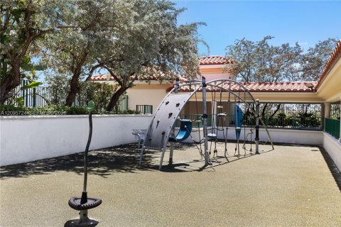 Condo in Aventura, Florida, 2 bedrooms № 2385276 - photo 15