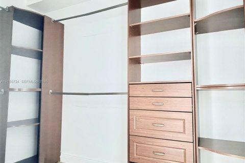 Condo in Aventura, Florida, 2 bedrooms № 2385276 - photo 5