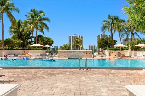 Condo in Aventura, Florida, 2 bedrooms № 2385276 - photo 13