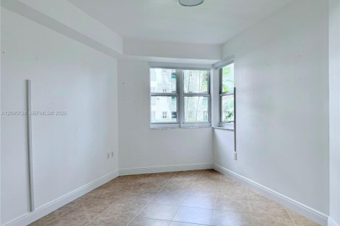 Condo in Aventura, Florida, 2 bedrooms № 2385276 - photo 7