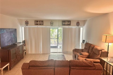 Condo in Sarasota, Florida, 2 bedrooms № 2103199 - photo 13