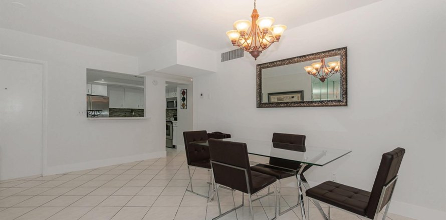 Condo à Hallandale Beach, Floride, 2 chambres  № 2154639