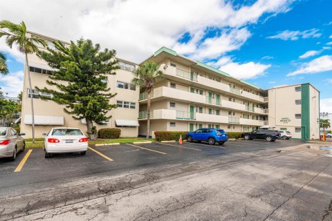 Copropriété à louer à Hallandale Beach, Floride: 2 chambres, 128.76 m2 № 2154639 - photo 12