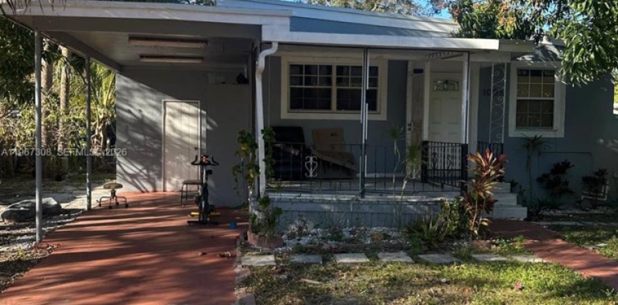 House in North Miami, Florida 3 bedrooms, 92.9 sq.m. № 2031126