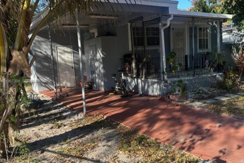 House in North Miami, Florida 3 bedrooms, 92.9 sq.m. № 2031126 - photo 2